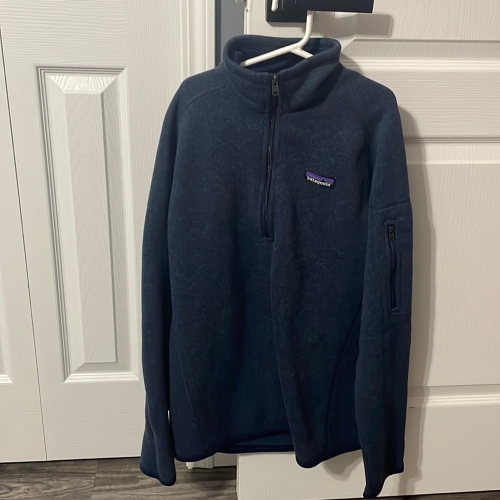 Navy blue Patagonia sweatshirt. Never worn in great condition.